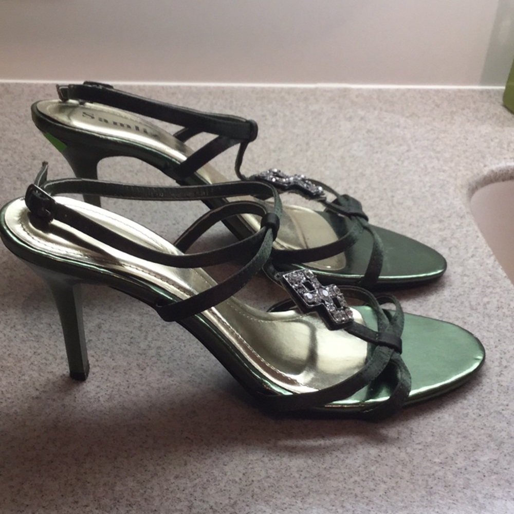 Heels - Picture 2 of 3